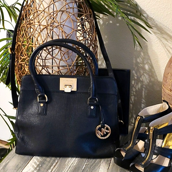 MICHAEL KORS LG. BLACK SHOULDER BAG WITH HANDLE